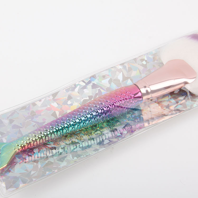 P-Dimensionally Coloured Non-Slip Fishtail Foundation Brush With Round Head And Two-Coloured Bristle