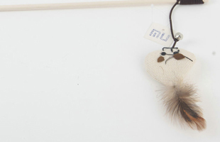 S-Wooden Cat Stick With Bell Tail Feather Linen Peach Heart Pendant